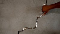 Meski perusahaan tidak menggusur secara paksa, tak sedikit warga di sana yang menilai bahwa mereka telah terusir dari tempat tinggal mereka imbas dampak tambang di wilayah tersebut. Jaksa dan pembela umum mencapai kesepakatan dengan perusahaan untuk memberikan kompensasi kepada warga yang terdampak sehingga mereka dapat pergi dan memulai kehidupan baru di tempat lain.