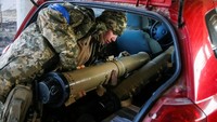 Kini di tengah serangan Rusia, Tetiana Chornovol bersama sejumlah orang lainnya bergabung dengan militer Ukraina untuk berada di garis depan melawan invasi negara yang dipimpin Vladimir Putin tersebut.