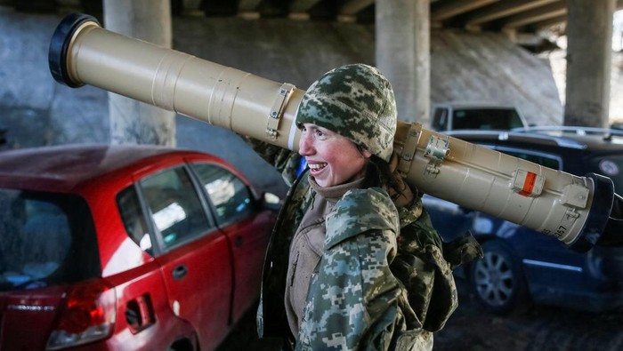 Dulu Anggota Parlemen Ukraina, Wanita Ini Kini Ikut Perangi Rusia Serangan Rusia membuat sejumlah warga Ukraina kini angkat senjata dan jadi tentara. Salah satunya Tetiana Chornovol yang dahulu adalah anggota Parlemen Ukraina.