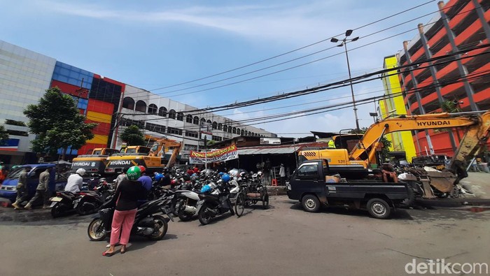 Enam alat berat sudah bersiaga untuk membongkar Tempat Penampungan Sementara (TPS) Pasar Turi