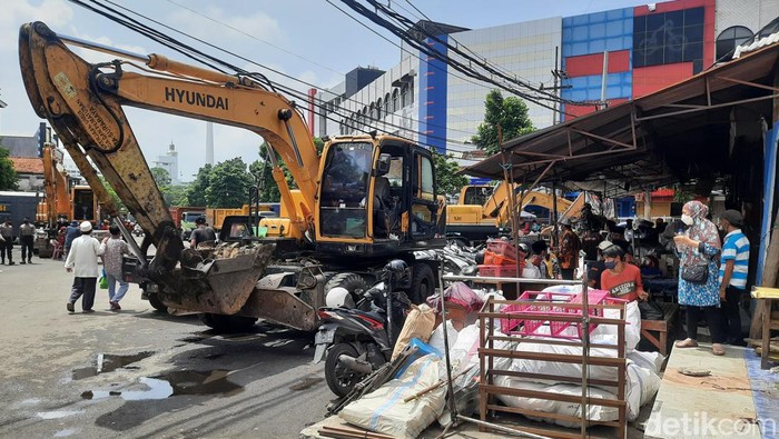 Enam alat berat sudah bersiaga untuk membongkar Tempat Penampungan Sementara (TPS) Pasar Turi