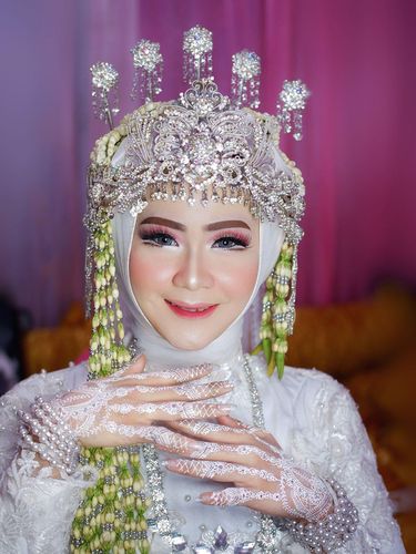 Foto pengantin wanita viral pakai kursi roda saat acara pernikahan.