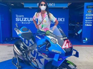 Adu Gaya Sporty Artis Nonton MotoGP, Rio Dewanto Hingga Puteri Indonesia