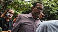 Sementara itu, terkait status tersangka yang menjerat dirinya, Haris Azhar mengatakan status tersangkanya itu berbau politis. Haris menilai ada ketimbangan dalam penanganan kasus yang dilaporkan oleh Luhut. Dia menyebut tiap laporan yang dilayangkan oleh pihak pejabat akan mendapatkan respons cepat dari aparat hukum. Hal itu berbanding terbalik jika yang melaporkan dari kalangan masyarakat biasa.