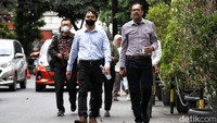 Direktur Lokataru, Haris Azhar, tiba di Polda Metro Jaya, Jakarta, Senin (21/3/2022).