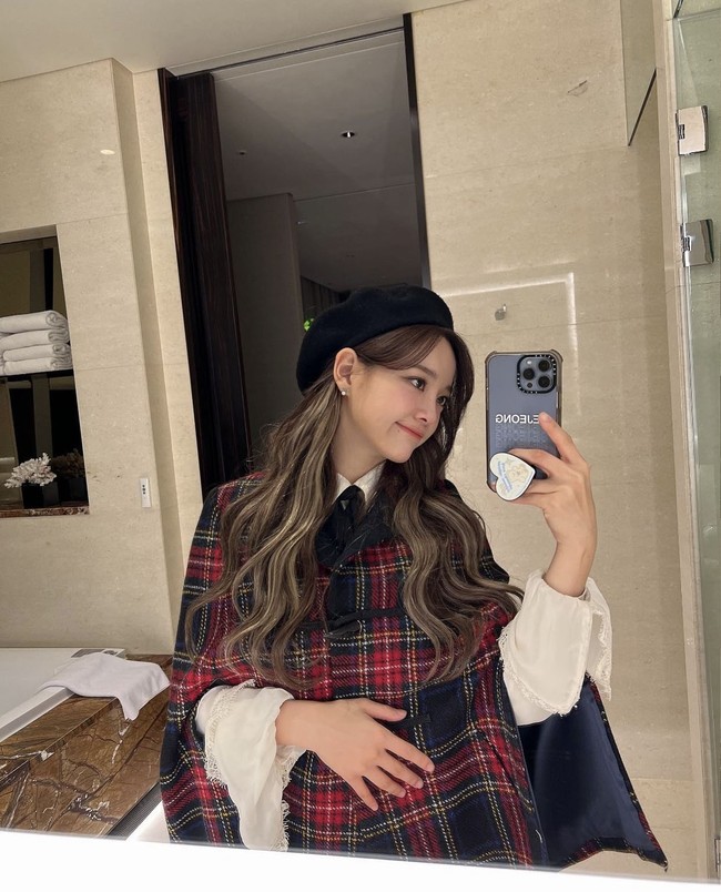 A Business Proposal mengikuti kisahnya yang menyamar saat pergi kencan buta untuk menggantikan sahabatnya. Kim Sejeong terlihat memesona saat memakai Yuil Cape Coat dari Khinic yang dipadukan dengan baret hitam dan kemeja putih. Penampilannya dipermanis dengan tas burgundy Coach seharga Rp 6,4 jutaan. Foto: dok. Instagram clean_0828