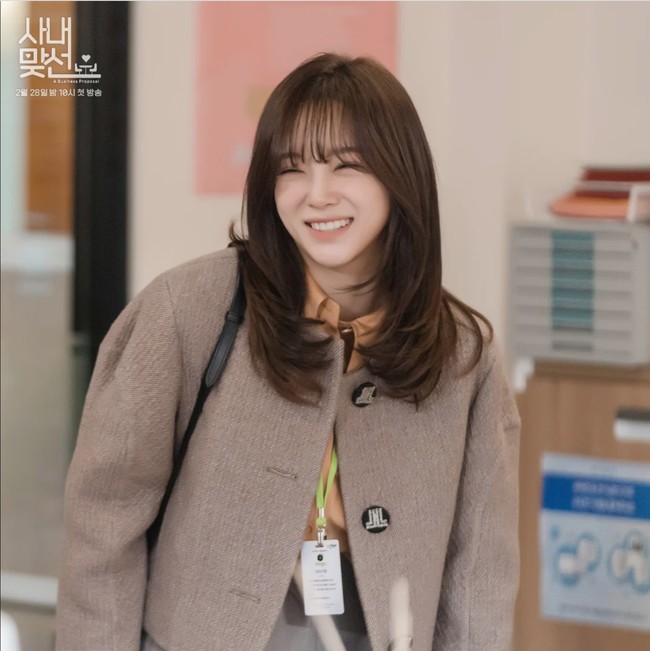 Bintang drama Korea A Business Proposal itu akhirnya nekad membuat postingan dengan mengaku-ngaku sebagai temannya sendiri. Ia mengklaim bahwa dirinya mengenal Kim Sejeong sejak kecil dan ia tidak pernah melakukan operasi plastik. Foto: dok SBS