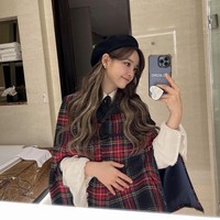 A Business Proposal mengikuti kisahnya yang menyamar saat pergi kencan buta untuk menggantikan sahabatnya. Kim Sejeong terlihat memesona saat memakai Yuil Cape Coat dari Khinic yang dipadukan dengan baret hitam dan kemeja putih. Penampilannya dipermanis dengan tas burgundy Coach seharga Rp 6,4 jutaan. Foto: dok. Instagram clean_0828