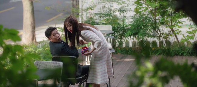 Salah satu episode menampilkan akting komikal Kim Sejeong yang berpura-pura mengusir hantu di depan pasangan kencannya. Dia memakai gaun garis-garis Tweed Mermaid Dress seharga Rp 18,5 jutaan dari koleksi brand lokal Avouavou. Foto: dok Netflix