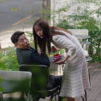 Salah satu episode menampilkan akting komikal Kim Sejeong yang berpura-pura mengusir hantu di depan pasangan kencannya. Dia memakai gaun garis-garis Tweed Mermaid Dress seharga Rp 18,5 jutaan dari koleksi brand lokal Avouavou. Foto: dok Netflix