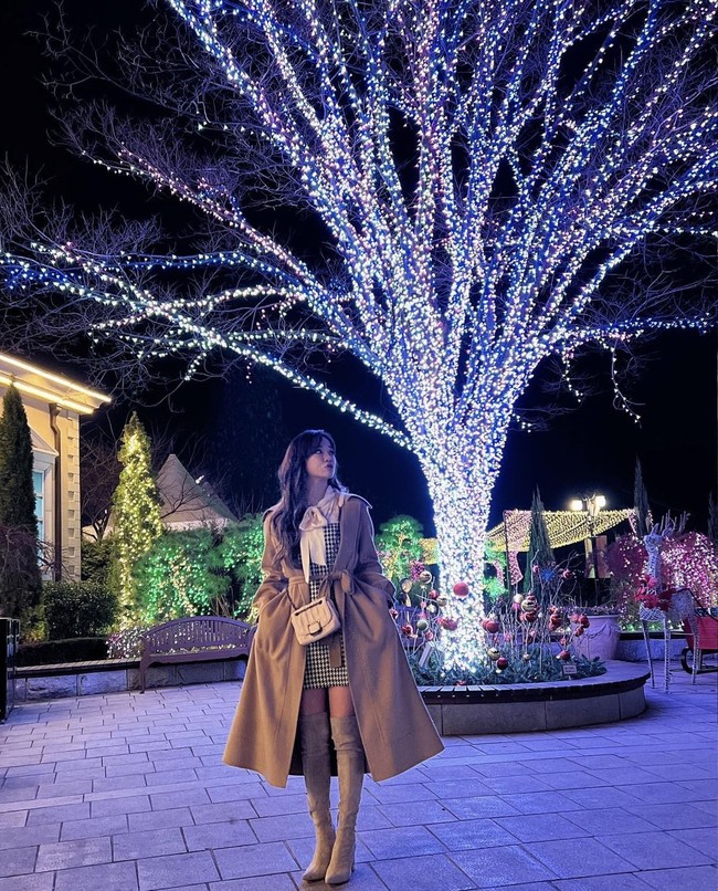 Pemilik akun Instagram @clean_0828 itu kini mendapat julukan ‘Emma Stone Korea’. Dia juga mengunggah foto OOTD saat memakai long coat berbahan cashmere seharga Rp 34 jutaan dari Michaa dan tas berwarna soft pink dari Longchamp. Foto: dok. Instagram clean_0828