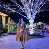 Pemilik akun Instagram @clean_0828 itu kini mendapat julukan ‘Emma Stone Korea’. Dia juga mengunggah foto OOTD saat memakai long coat berbahan cashmere seharga Rp 34 jutaan dari Michaa dan tas berwarna soft pink dari Longchamp. Foto: dok. Instagram clean_0828