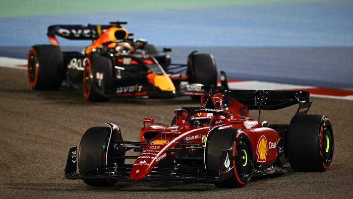 BAHRAIN, BAHRAIN - MARCH 20: Charles Leclerc of Monaco driving (16) the Ferrari F1-75 leads Max Verstappen of the Netherlands driving the (1) Oracle Red Bull Racing RB18 during the F1 Grand Prix of Bahrain at Bahrain International Circuit on March 20, 2022 in Bahrain, Bahrain. (Photo by Clive Mason/Getty Images)