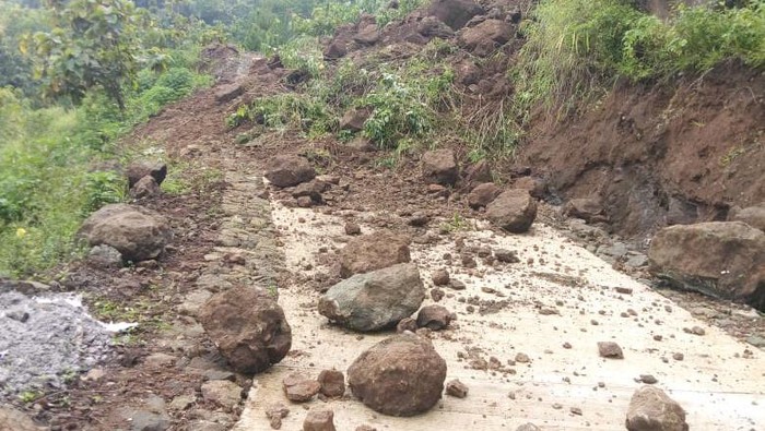 Jalan pengubung Wonogiri-Pacitan di Dusun Setren RT 003/RW 008, Desa Lemahbang, Kismantoro, Wonogiri, tertutup longsor, Sabtu (19/3/2022).