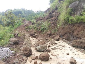 Jalan Wonogiri-Pacitan di Lemahbang Sudah 3 Hari Tertutup Longsor