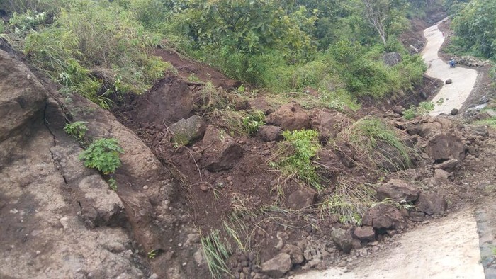 Jalan pengubung Wonogiri-Pacitan di Dusun Setren RT 003/RW 008, Desa Lemahbang, Kismantoro, Wonogiri, tertutup longsor, Sabtu (19/3/2022).