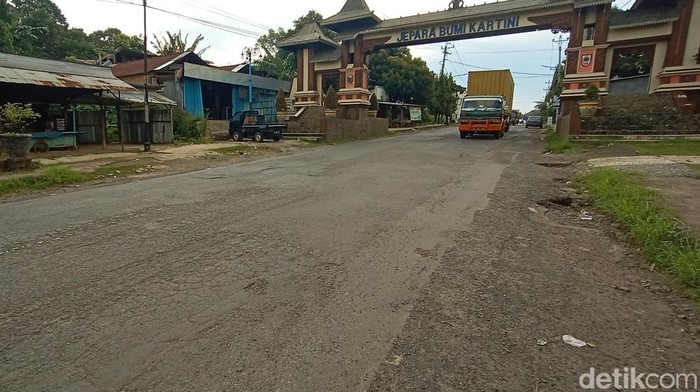 Jalan raya Jepara-Kudus di Desa Ngabul Kecamatan Tahunan, Jepara, Senin (21/3/2022).