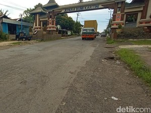 Hati-hati Slur... Jalan Jepara-Kudus di Ngabul Rusak