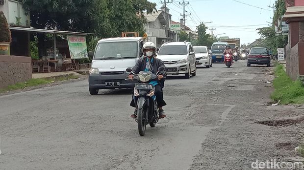 Jalan raya Jepara-Kudus di Desa Ngabul Kecamatan Tahunan, Jepara, Senin (21/3/2022).