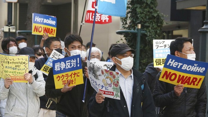 Protesters hold posters during a rally against Russia's invasion of Ukraine in Tokyo, Monday, March 21, 2022. (AP Photo/Koji Sasahara)