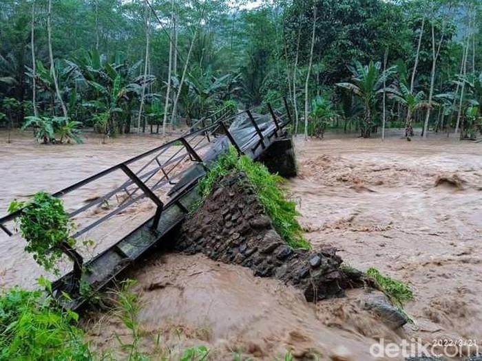 Jembatan rusak ditejang banjir bandang