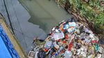 Jorok! Sungai Cikahiyangan Bandung Dipenuhi Sampah