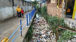 Jorok! Sungai Cikahiyangan Bandung Dipenuhi Sampah