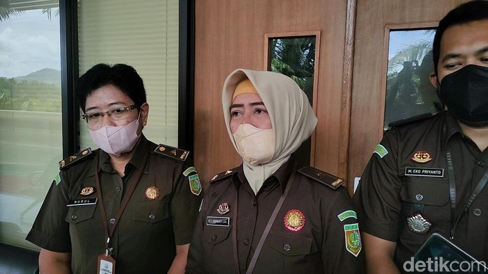 Jaksa penuntut umum dalam kasus Siskaeee, Isti Ariyanti (berjilbab).