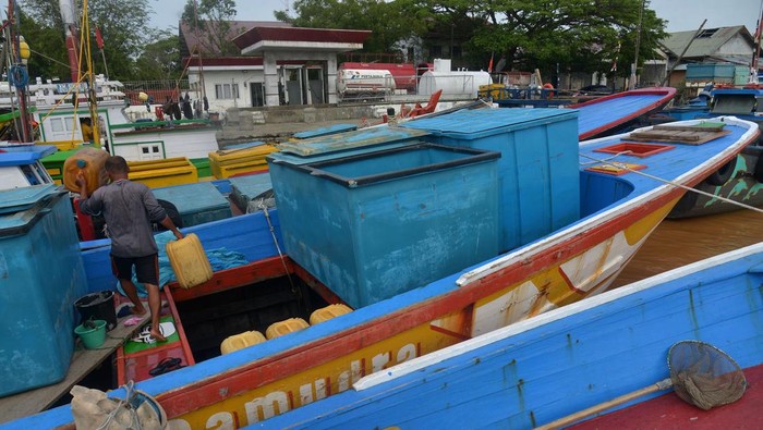 KAPAL NELAYAN ANTRE SOLAR DI SPBN BANDA ACEH Nelayan antre untuk mendapatkan minyak solar bersubsidi di Stasiun Pengisian Bahan Bakar Nelayan (SPBN) Pelabuhan Lampulo, Banda Aceh, Aceh, Senin (21/3/2022). Sejumlah nelayan menyatakan puluhan kapal ikan dengan bobot kurang dari 30 GT terpaksa antre mendapatkan minyak solar bersubsidi karena pasokan solar di SPBN tersebut terbatas hanya delapan ton per hari, sementara kebutuhan solar kapal nelayan sekitar 25 ton per hari. ANTARA FOTO/Ampelsa/wsj.