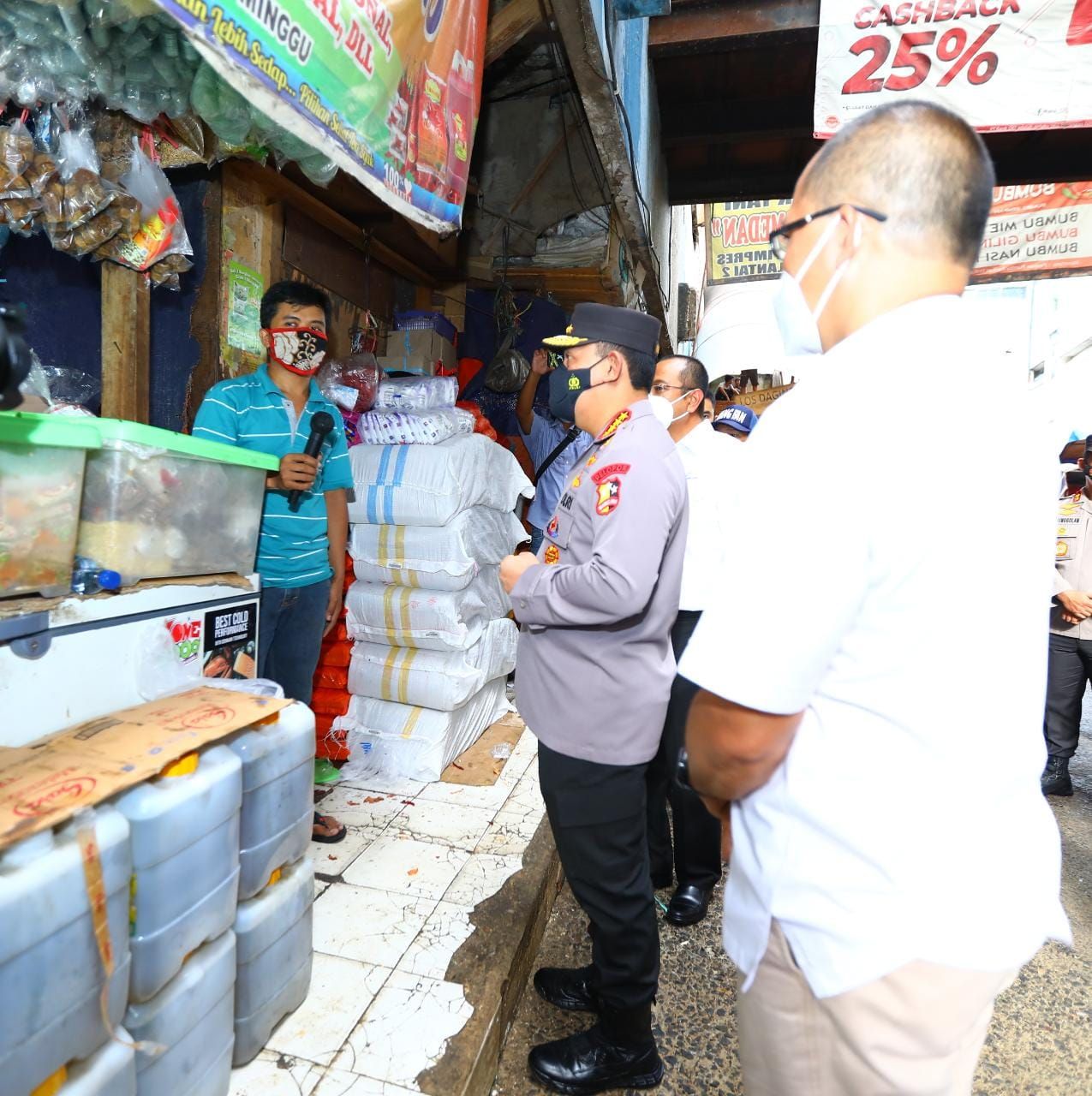 Kapolri Jenderal Listyo Sigit meninjau ketersediaan minyak goreng curah di Pasar Minggu Jaksel