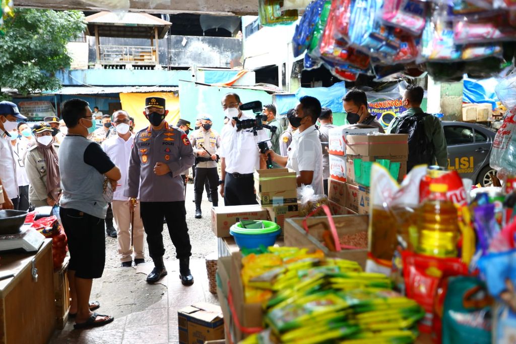 Kapolri Jenderal Listyo Sigit meninjau ketersediaan minyak goreng curah di Pasar Minggu Jaksel