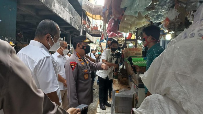Kapolri Jenderal Listyo Sigit Prabowo sidak minyak goreng di Pasar Minggu
