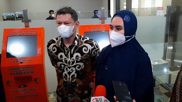 Kartika Putri datangi Bareskrim pada Senin (21/3/2022).