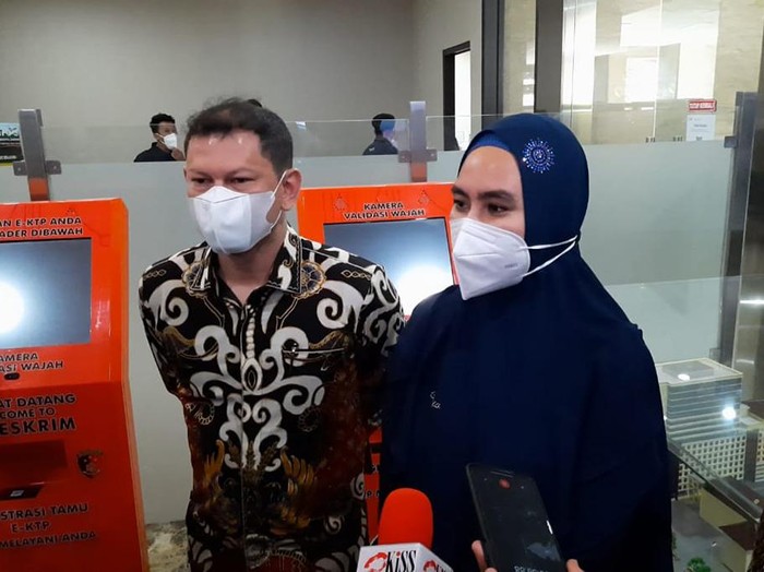 Kartika Putri datangi Bareskrim pada Senin (21/3/2022).