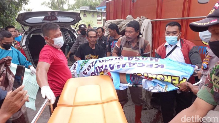 Kecelakaan lalu lintas menyebabkan korban perempuan meninggal terlindas truk