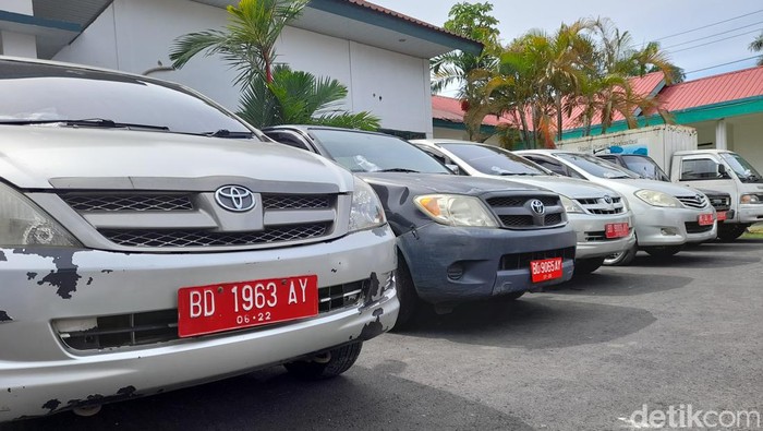 Kejari Bengkulu menyita sejumlah mobil dinas yang sempat dikuasai pejabat pensiun