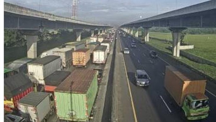 Kemacetan terjadi di KM 41 Tol Japek (Dok. Aplikasi Trevoy)