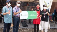 (Kiri-kanan) Asisten Deputi Perlindungan dan Pemberdayaan Usaha Mikro Kemenkop UKM - Rahmadi, Deputi Bidang Usaha Mikro Kementerian Koperasi dan UKM - Eddy Satriya, dan VP Public Policy & Government Relations - Tricia Iskandar saat mengunjungi booth usaha kuliner mikro asal Nusa Tenggara Barat yang berlokasi di area MotoGP Mandalika, Minggu (20/3). 