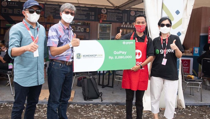 KemenkopUKM Dorong Digitalisasi UMKM di Mandalika Sebagai upaya mendigitalisasi UMKM lokal, GoFood, KemenkopUKM, dan DinkopUKM Provinsi NTB memberikan pelatihan kepada UMKM di area serkuit Mandalika.