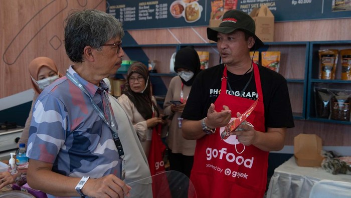 Sebagai upaya mendigitalisasi UMKM lokal, GoFood, KemenkopUKM, dan DinkopUKM Provinsi NTB memberikan pelatihan kepada UMKM di area serkuit Mandalika.