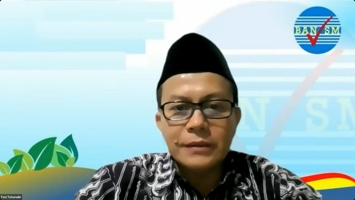 BAN SM menyebut akreditasi paradigma baru diharapkan dapat meningkatkan kualitas pendidikan Indonesia. Sistem ini menitikberatkan pada kinerja.