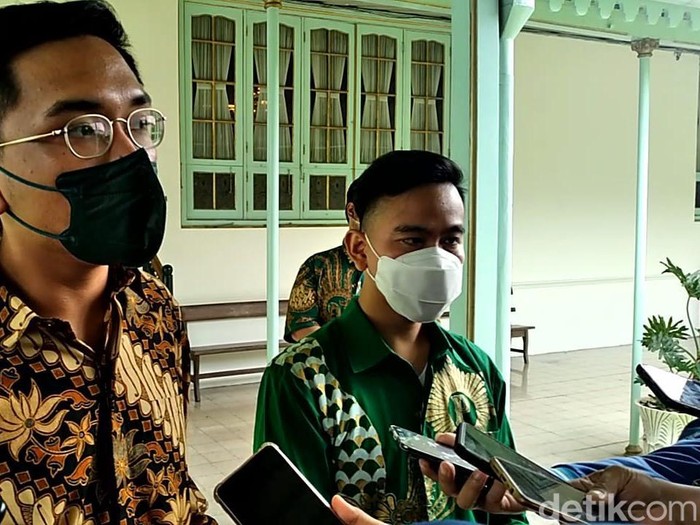 KGPAA Mangkunegoro X (kiri) dan Wali Kota Gibran Rakabuming Raka (kanan).