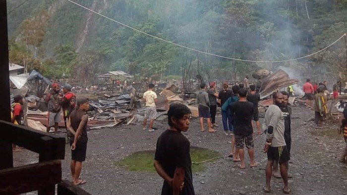 KKB bakar permukiman warga di Distrik Jaya Biru, kabupaten Paniai, Papua.