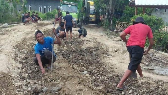 Kondisi jalan di Kelurahan Padang Lambe dan Sumarambu, Kota Palopo rusak parah.