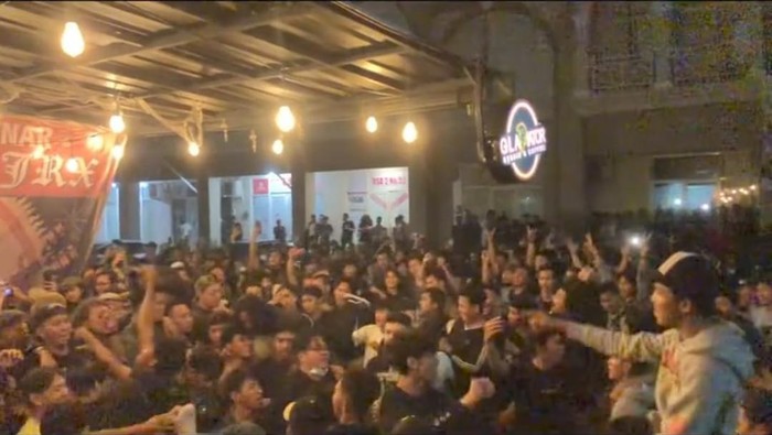Konser musik band di kafe di Bekasi penuh sesak, Minggu (20/3/2022).