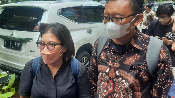 Koordinator KontraS Fatia Maulidiyanti (kiri) diperiksa sebagai tersangk kasus Lord Luhut