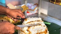 Jajanan sore hari yang paling pas disantap adalah kue dongkal. Salah satu penjualnya berlokasi di kawasan Pondok Gede, tepatnya di Jalan Raya Masjid Nurul Ihsan. Harga kue dongkal per boks kecil ditawarkan dengan harga Rp 10.000. Foto: Instagram @pondokgedejajan