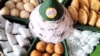 Awug bisa menjadi hantaran yang pas untuk perayaan istimewa. Kamu bisa memesannya di akun Instagram @awugmesir. Satu kukusan besar awug disajikan di atas tampah dengan aneka jajanan pasar lainnya. Foto: Instagram @awugmesir