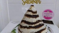 Kue dongkal ternyata bisa menjadi alternatif kue ulang tahun lho. Kamu bisa memesan satu tumpeng kue dongkal berukuran besar di Instagram @yessydyahcake. Untuk pemesanan dan harga bisa langsung menghubungi WA 081932376437. Foto: Instagram @yessydyahcake