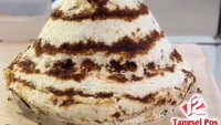 Kue dongkal yang gurih manis juga bisa ditemui di kawasan Poris, Tangerang. Penjualnya menggunakan gerobak sederhana dan kerap dikenal dengan Kue Dongkal Mama Bayu. Seporsi kue dongkal dibanderol Rp 10.000, kamu juga bisa membeli kukusan besar dengan harga Rp 120.000 - Rp 200.000.  Foto: Instagram @tangselpos_info